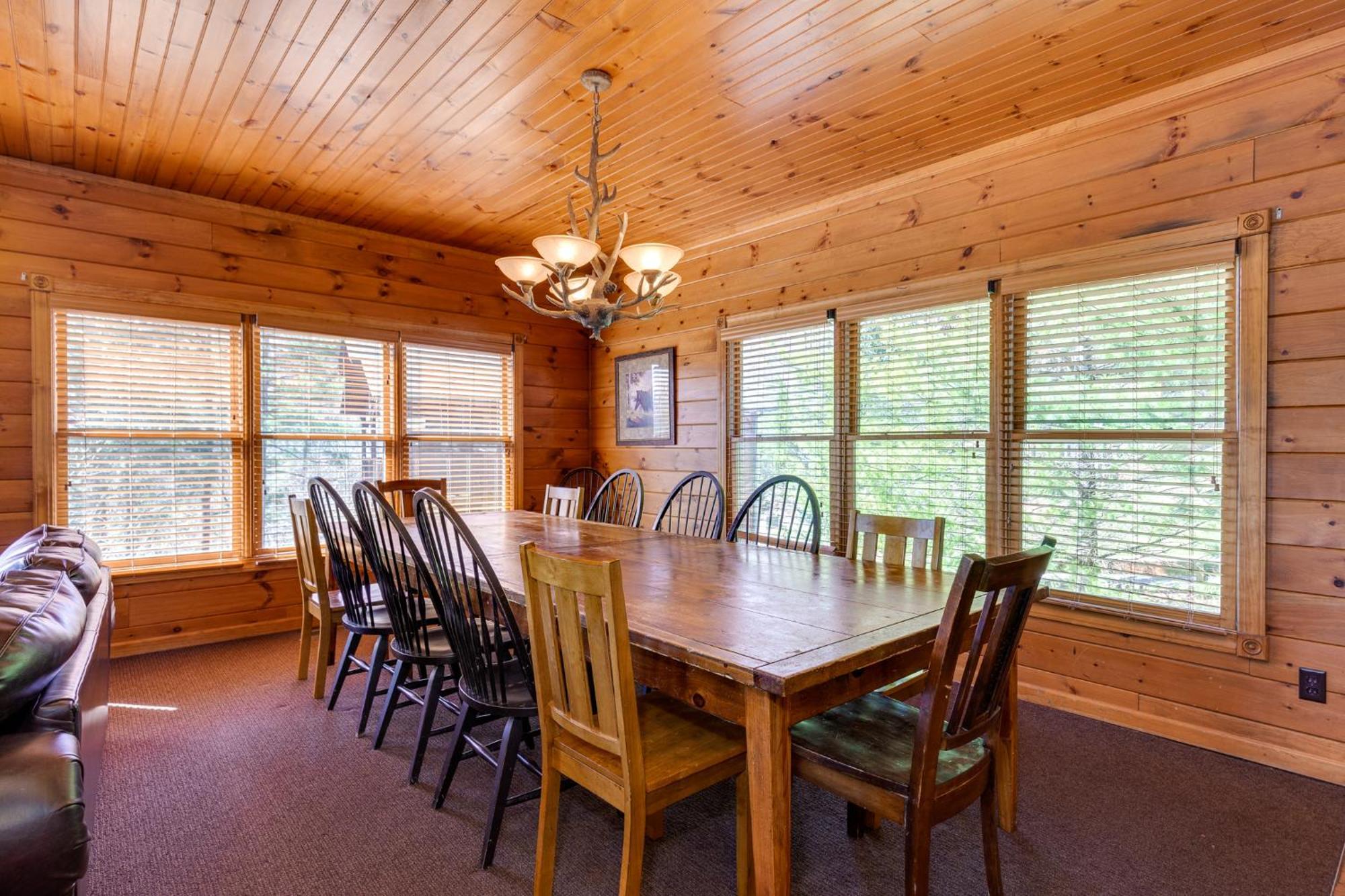 The Great Escape Ii, 5 Bedrooms, Sleeps 17, Game Room, Pool Access, Theater Holiday home *