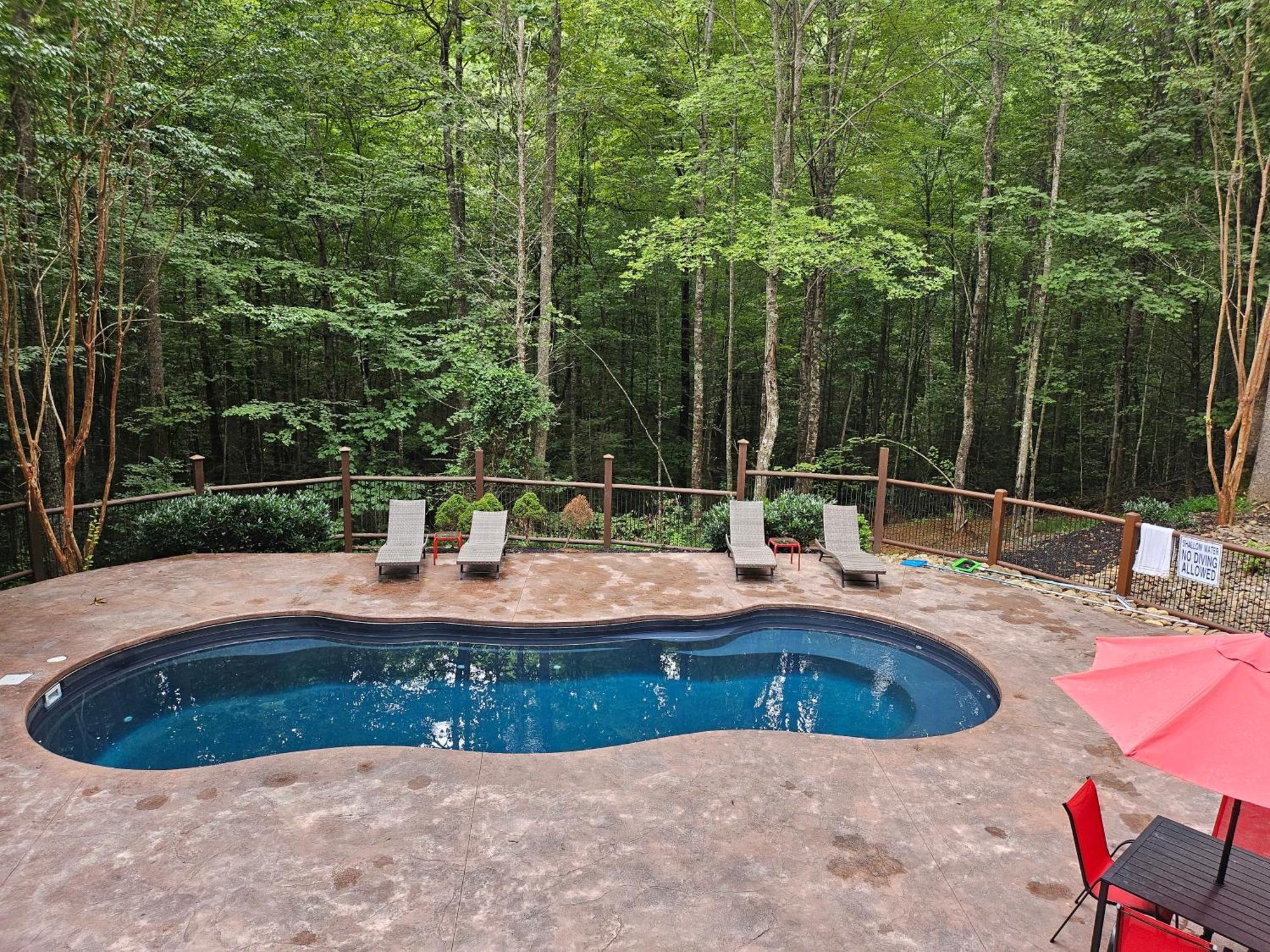 The Woodshed -peaceful 3 Level Ideally Located With Pool Table, Hot Tub, Wi-fi Holiday home