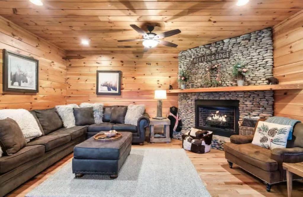 Mountain Views W Hot Tub Firepit & Game Holiday home