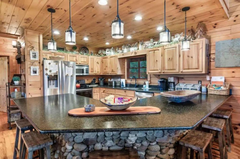 Mountain Views W Hot Tub Firepit & Game Holiday home