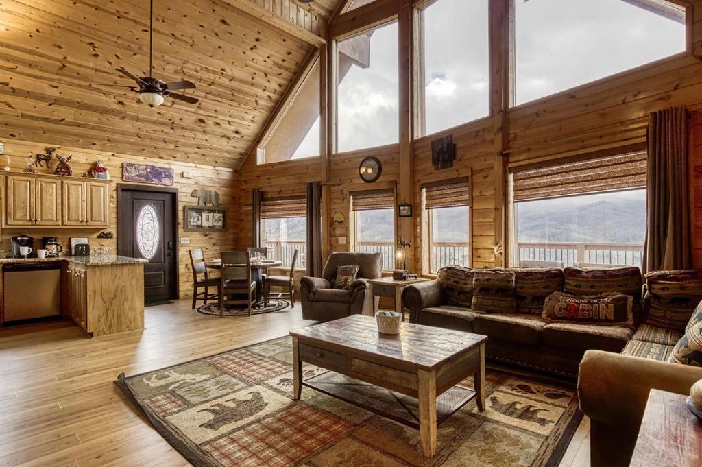 Moonshine Memories, Mtn Views, Hot Tub, Wifi, 1089 Free Tickets Each Paid Day, Dollywood And Holiday home Gatlinburg