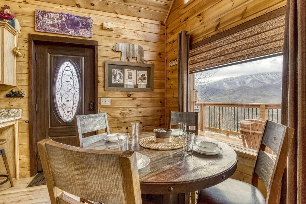 Moonshine Memories, Mtn Views, Hot Tub, Wifi, 1089 Free Tickets Each Paid Day, Dollywood And