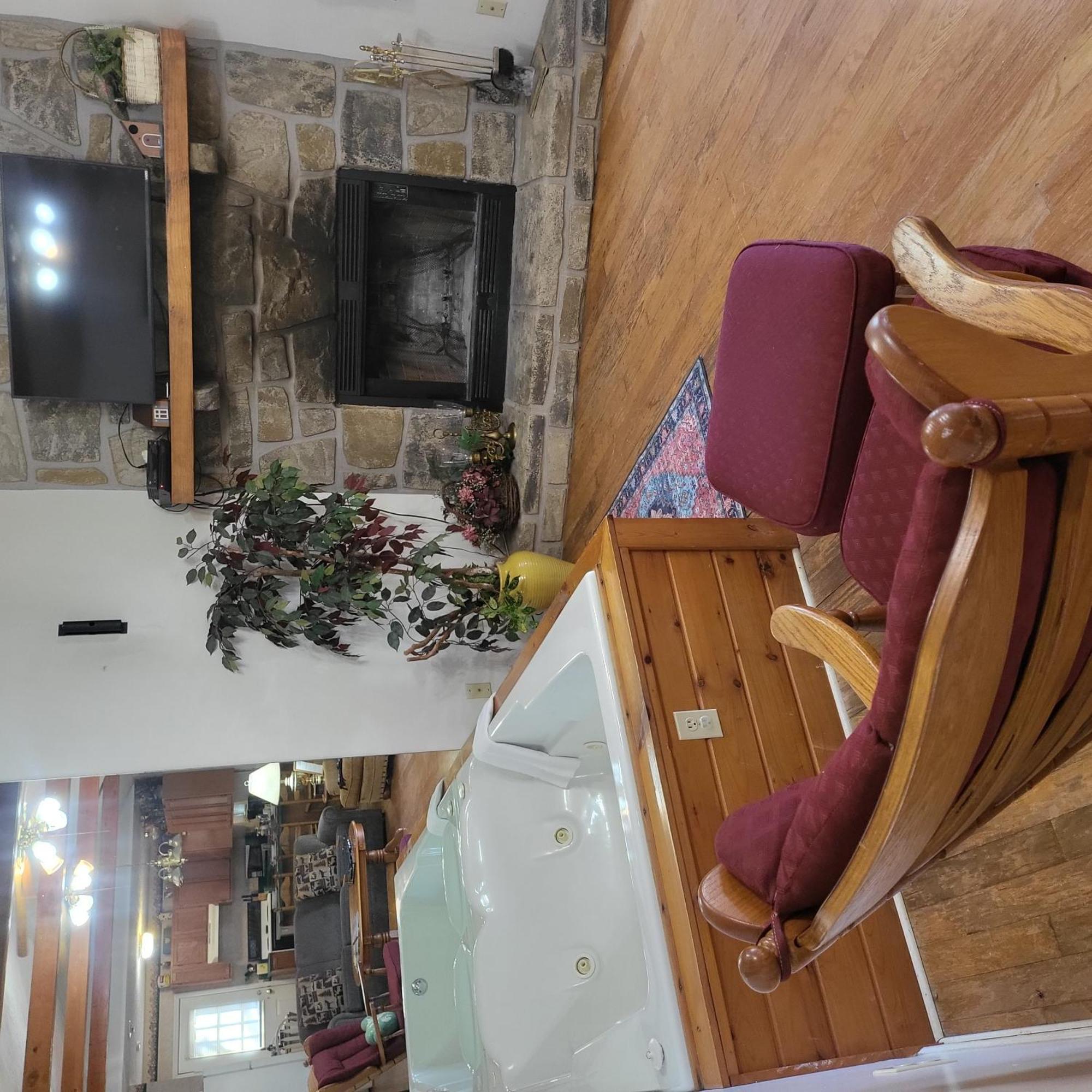 Holiday home Mountain Dew - 2 Bedrooms, 2 Baths, Sleeps 4 *