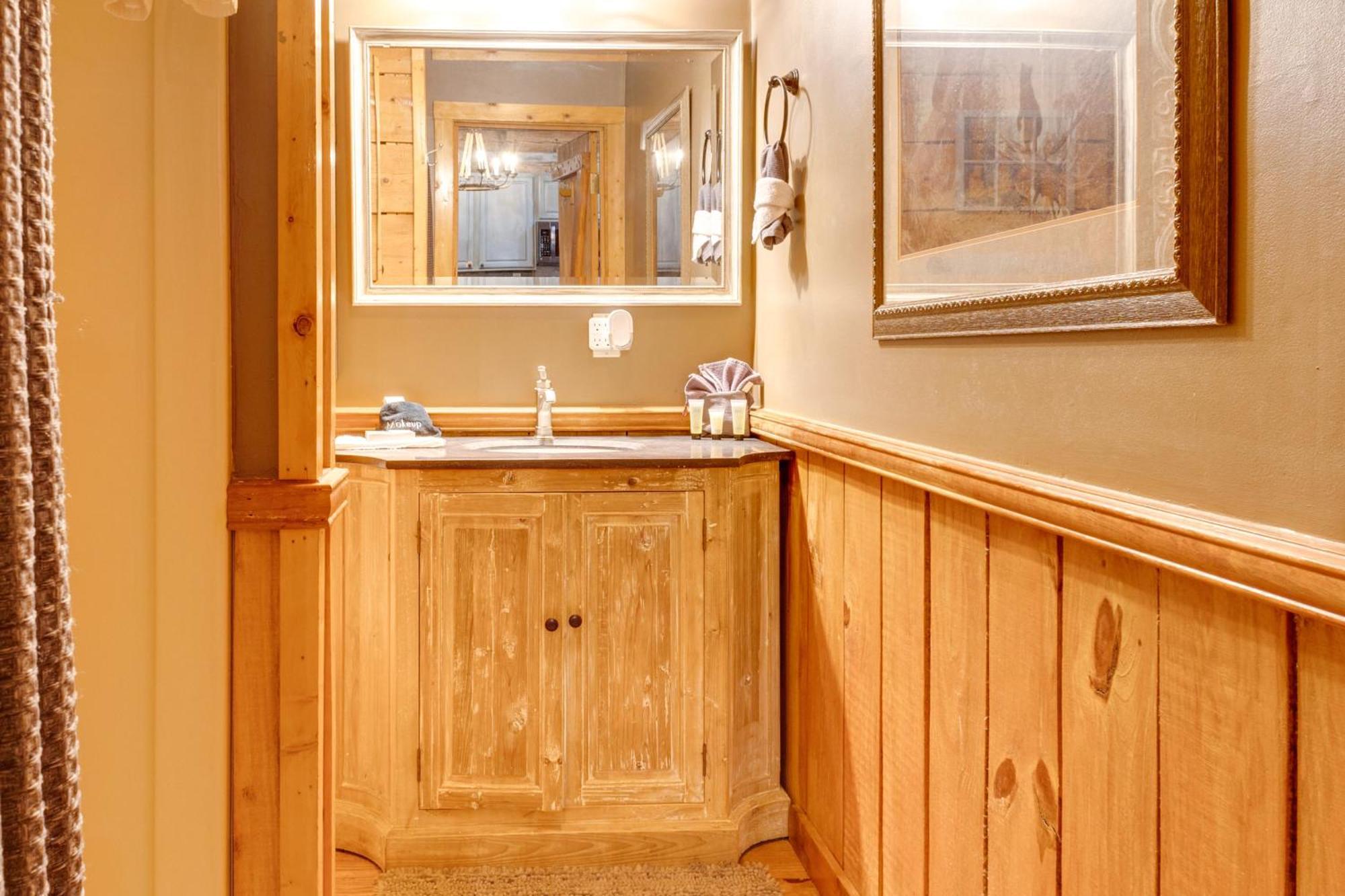 Spacious With Hot Tub And Game Room! * Gatlinburg