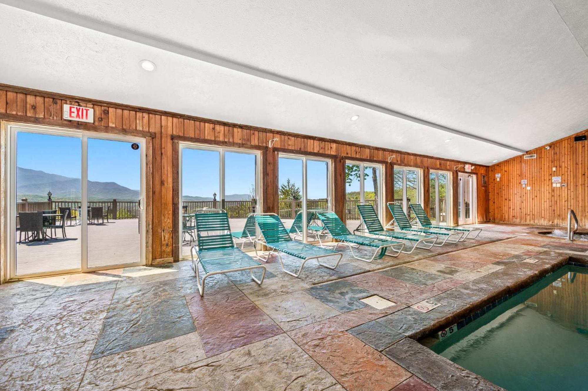 Holiday home Sleeps 4-mountain Views-indoor Pool & Sauna Gatlinburg