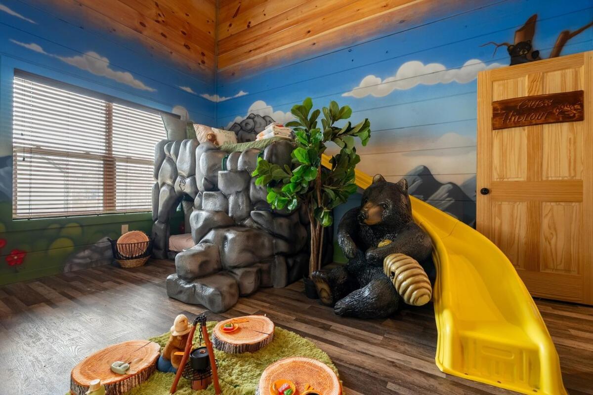 Holiday home Honeybear Hideaways - New Bear-themed Cozy And Family Friendly Retreat With Indoor Pool, Game Room, Bear And Hot Tub Gatlinburg