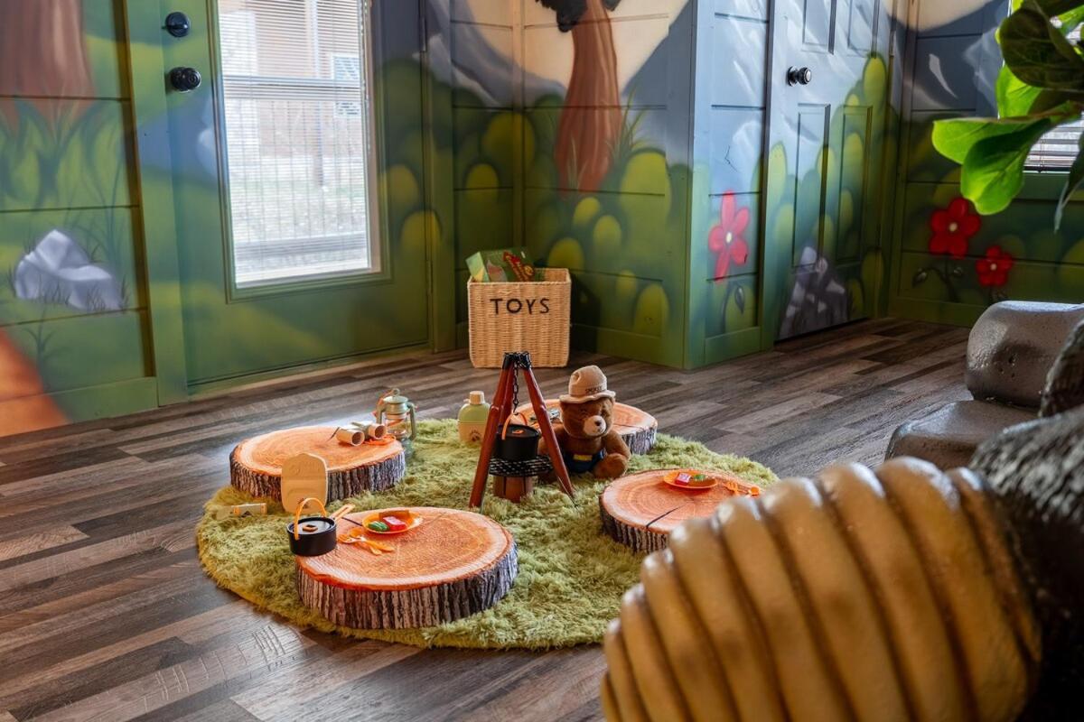 Holiday home Honeybear Hideaways - New Bear-themed Cozy And Family Friendly Retreat With Indoor Pool, Game Room, Bear And Hot Tub