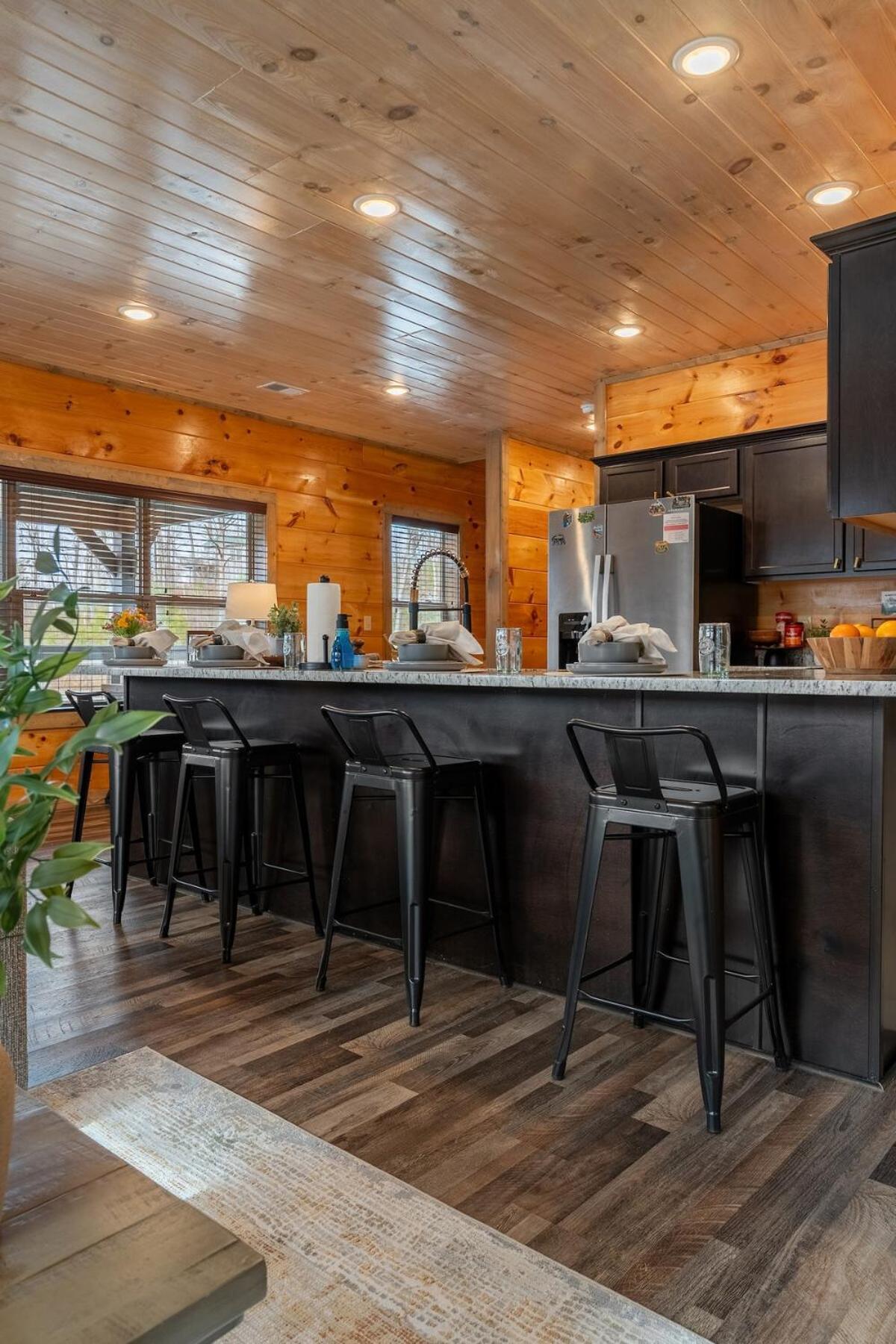Honeybear Hideaways - New Bear-themed Cozy And Family Friendly Retreat With Indoor Pool, Game Room, Bear And Hot Tub Holiday home Gatlinburg