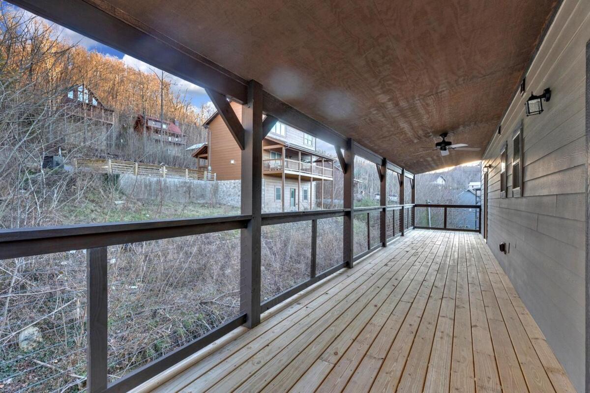 Honeybear Hideaways - New Bear-themed Cozy And Family Friendly Retreat With Indoor Pool, Game Room, Bear And Hot Tub Holiday home