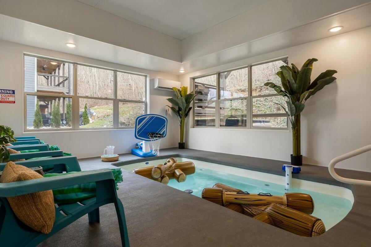 Honeybear Hideaways - New Bear-themed Cozy And Family Friendly Retreat With Indoor Pool, Game Room, Bear And Hot Tub