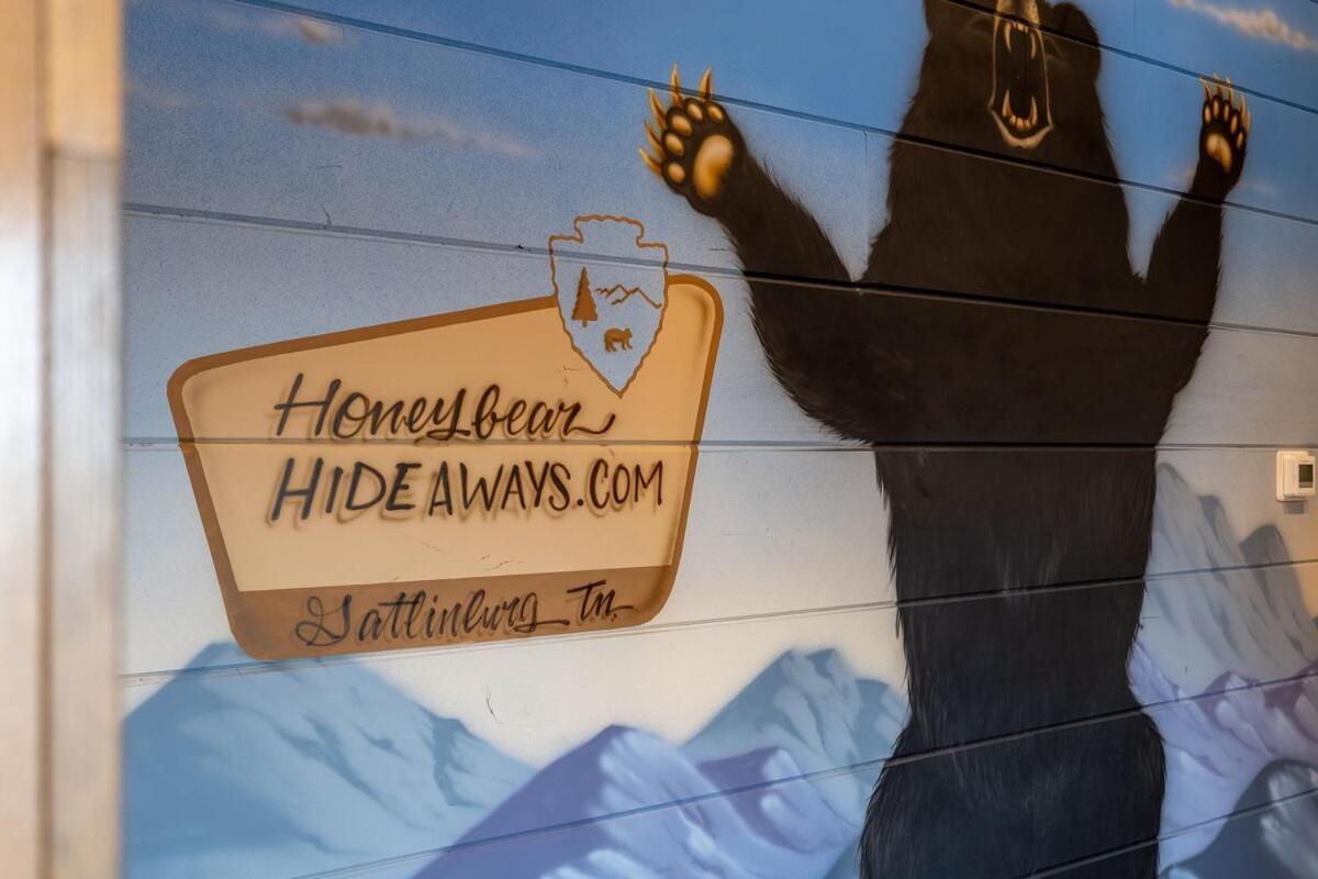 Honeybear Hideaways - New Bear-themed Cozy And Family Friendly Retreat With Indoor Pool, Game Room, Bear And Hot Tub Holiday home