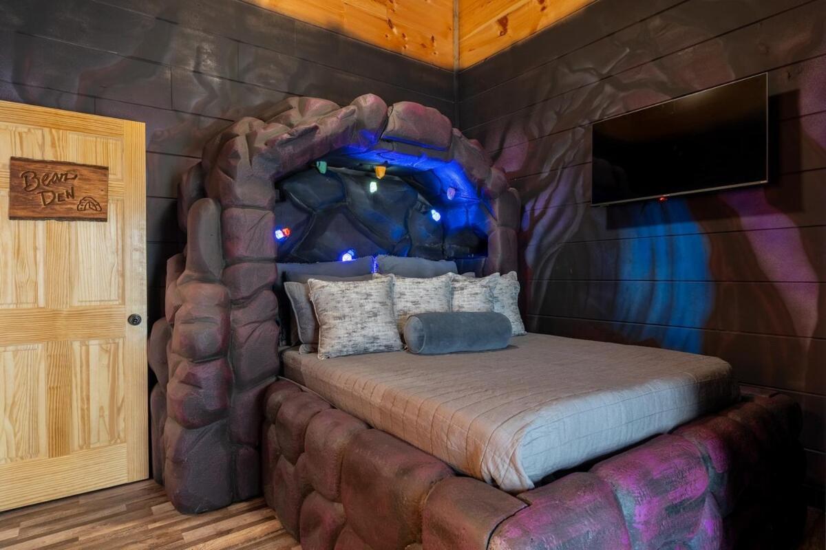Holiday home Honeybear Hideaways - New Bear-themed Cozy And Family Friendly Retreat With Indoor Pool, Game Room, Bear And Hot Tub
