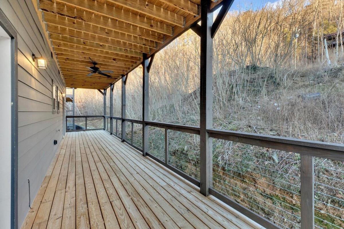 Honeybear Hideaways - New Bear-themed Cozy And Family Friendly Retreat With Indoor Pool, Game Room, Bear And Hot Tub
