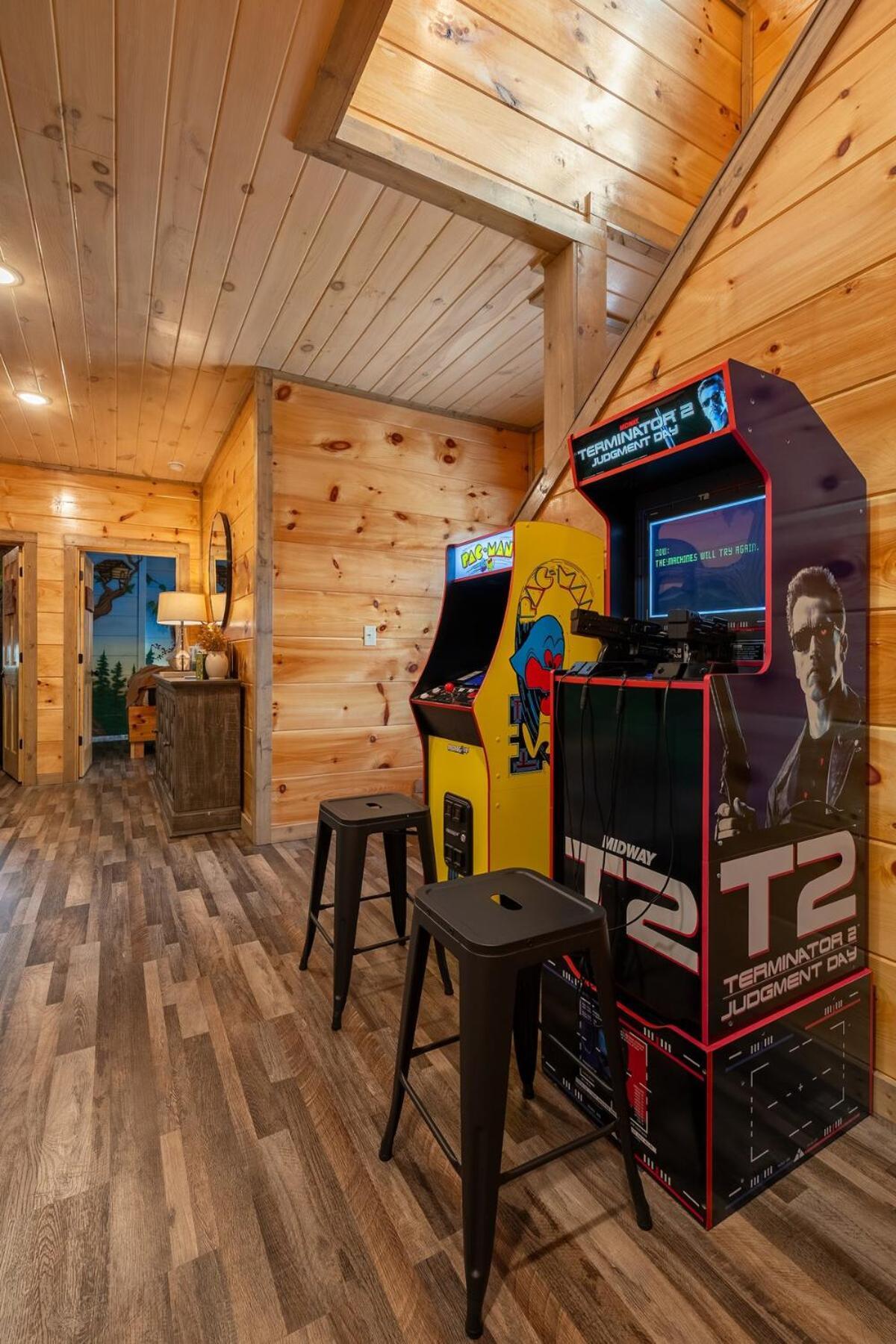 Honeybear Hideaways - New Bear-themed Cozy And Family Friendly Retreat With Indoor Pool, Game Room, Bear And Hot Tub *