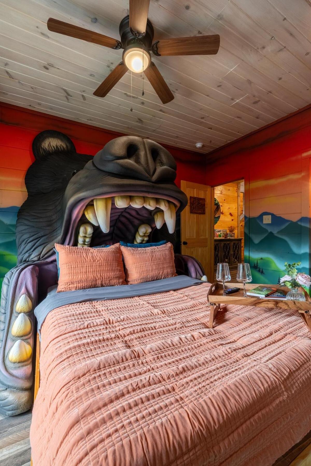 Holiday home Honeybear Hideaways - New Bear-themed Cozy And Family Friendly Retreat With Indoor Pool, Game Room, Bear And Hot Tub *