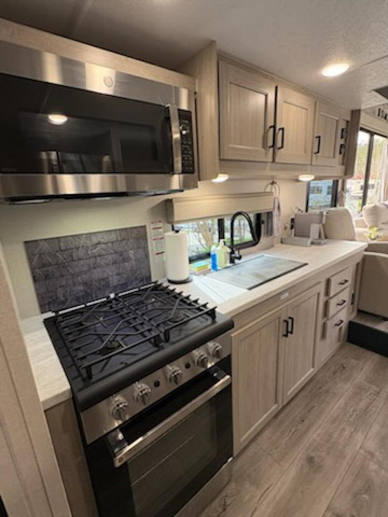 Waterside Wanderer- Water View- Hot Tub- Mini Golf- Pet Friendly Holiday home Gatlinburg