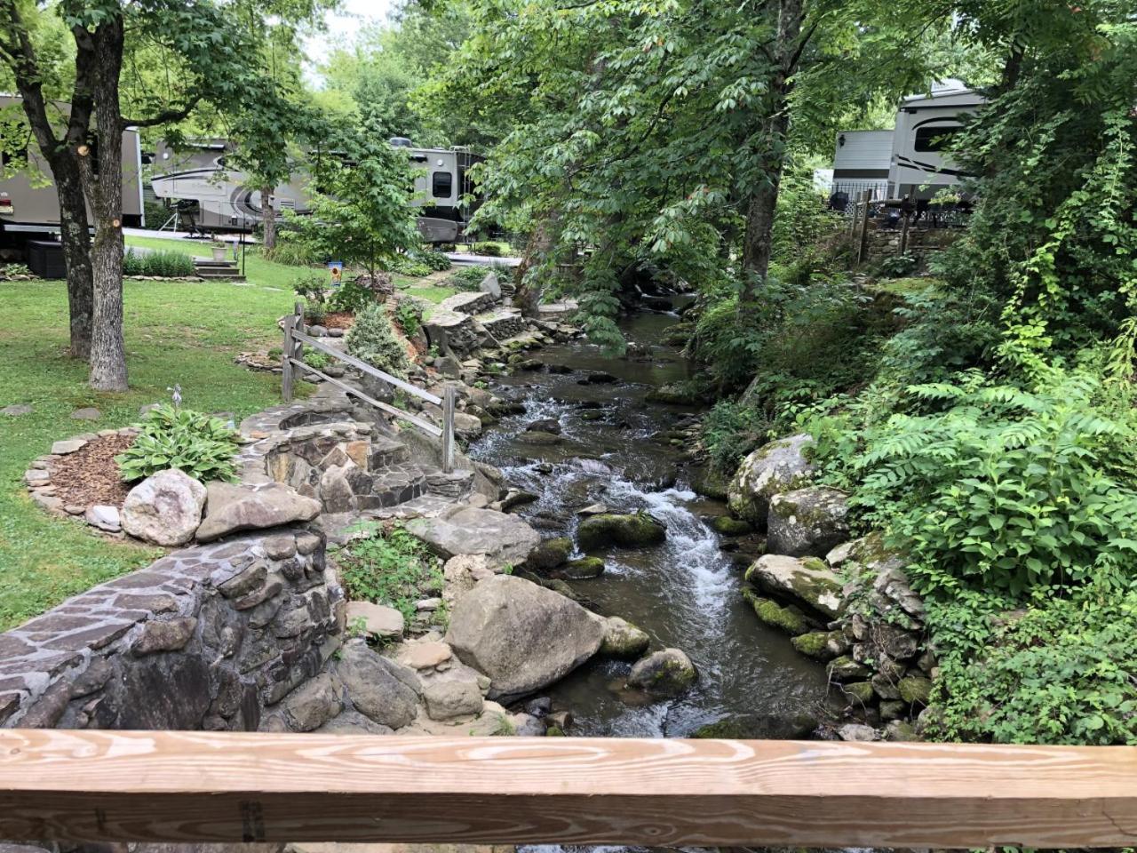 Holiday home Waterside Wanderer- Water View- Hot Tub- Mini Golf- Pet Friendly Gatlinburg