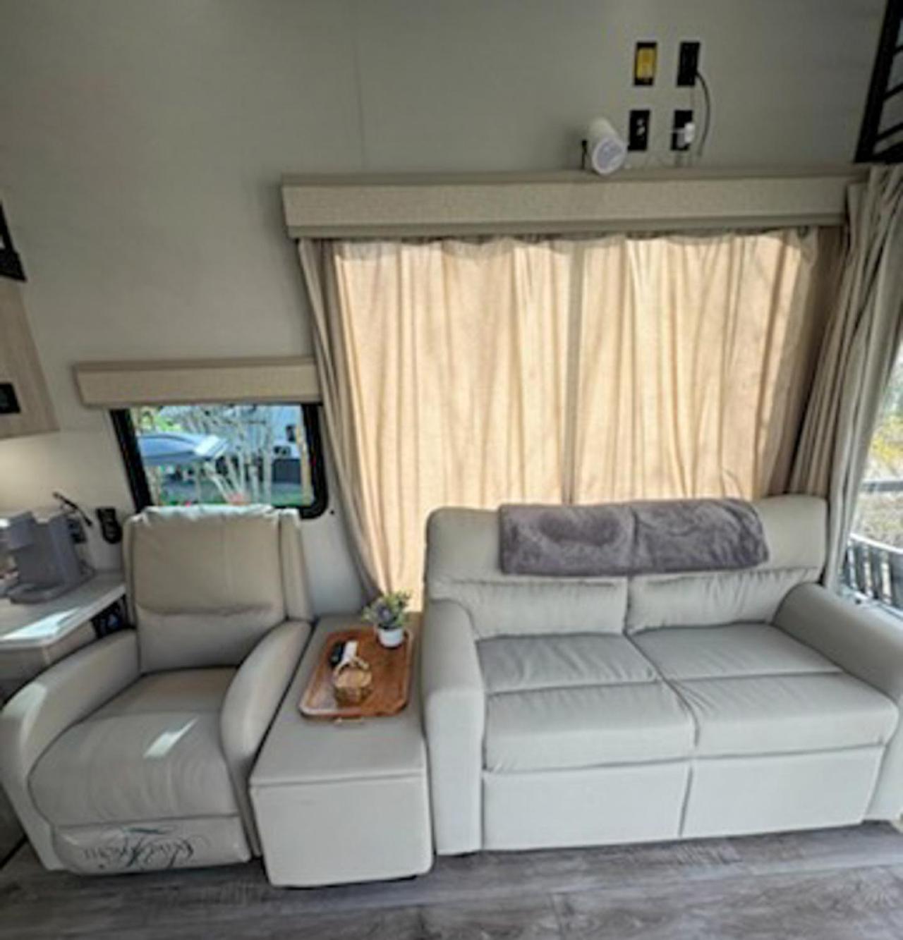 Waterside Wanderer- Water View- Hot Tub- Mini Golf- Pet Friendly Holiday home *