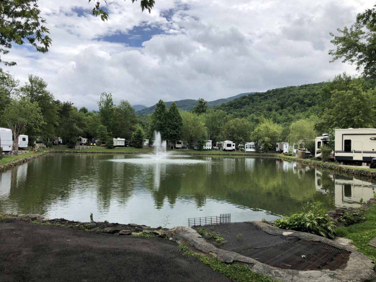 Waterside Wanderer- Water View- Hot Tub- Mini Golf- Pet Friendly * Gatlinburg