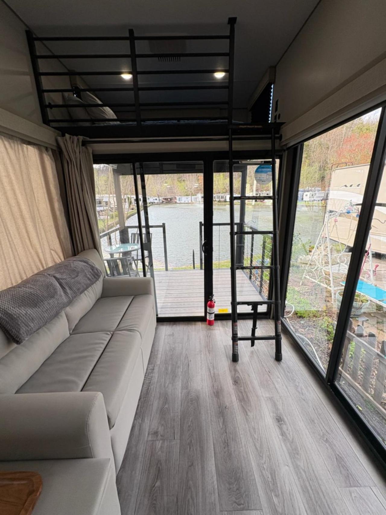 Waterside Wanderer- Water View- Hot Tub- Mini Golf- Pet Friendly Holiday home Gatlinburg