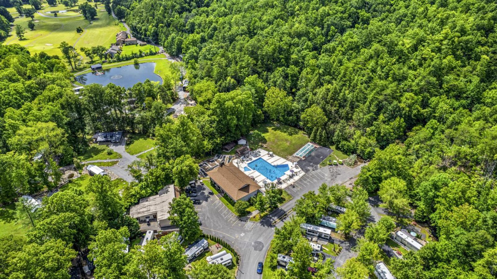 Waterside Wanderer- Water View- Hot Tub- Mini Golf- Pet Friendly Holiday home *