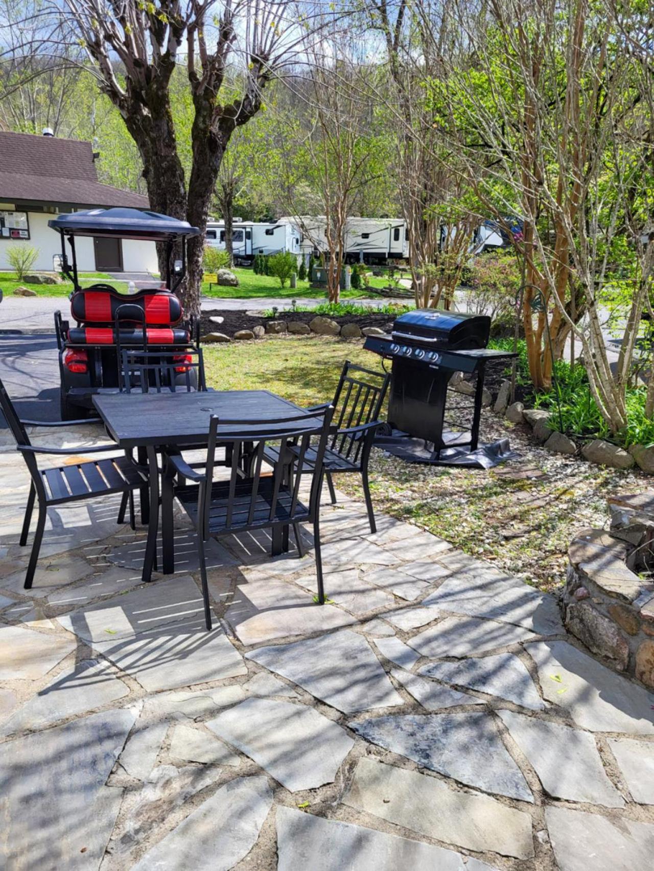 Holiday home Waterside Wanderer- Water View- Hot Tub- Mini Golf- Pet Friendly Gatlinburg