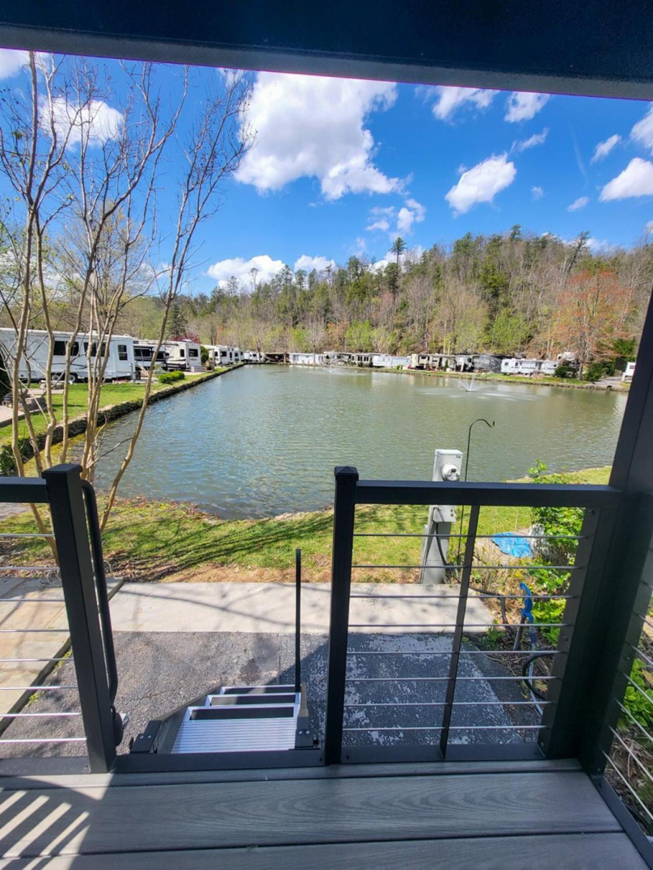Waterside Wanderer- Water View- Hot Tub- Mini Golf- Pet Friendly *