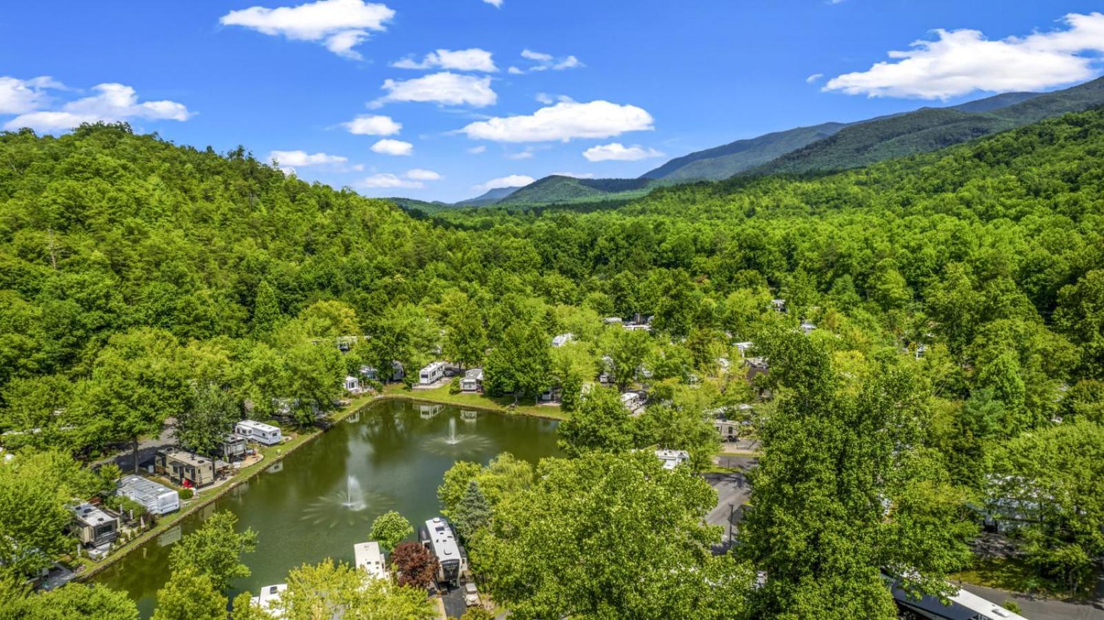 Holiday home Waterside Wanderer- Water View- Hot Tub- Mini Golf- Pet Friendly