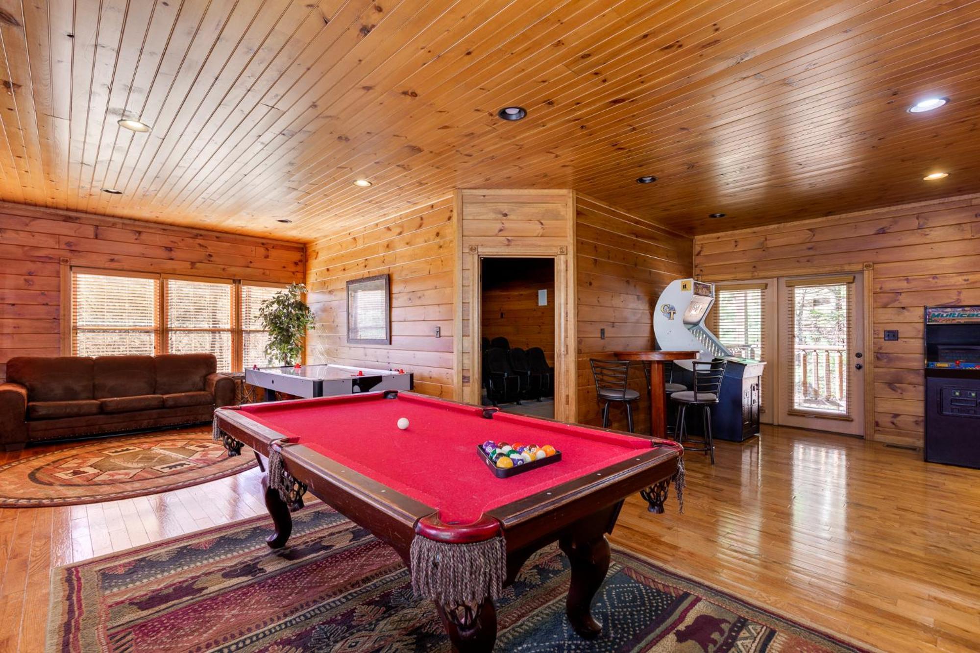 The Great Escape Ii, 5 Bedrooms, Sleeps 17, Game Room, Pool Access, Theater Holiday home