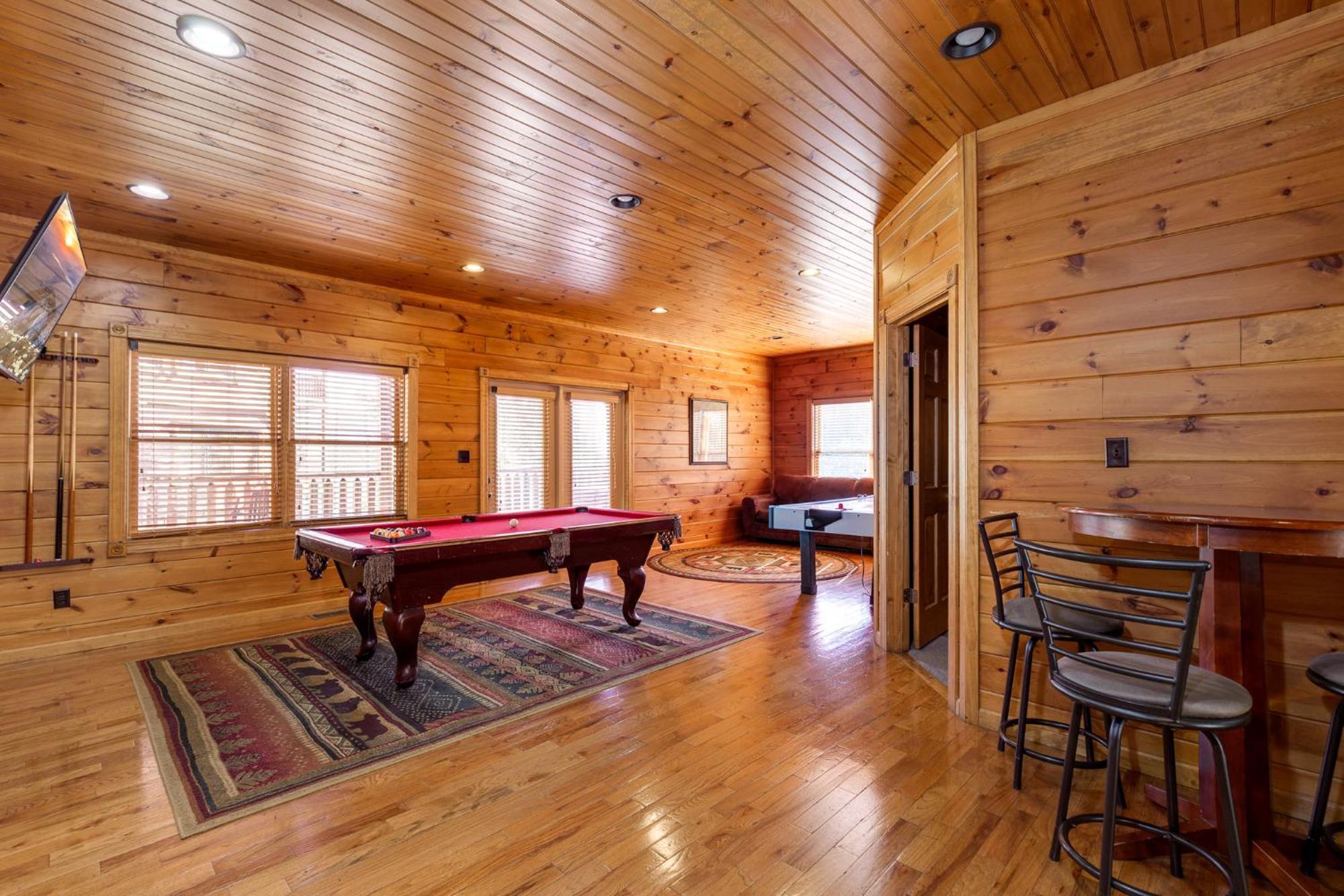 The Great Escape Ii, 5 Bedrooms, Sleeps 17, Game Room, Pool Access, Theater Holiday home *