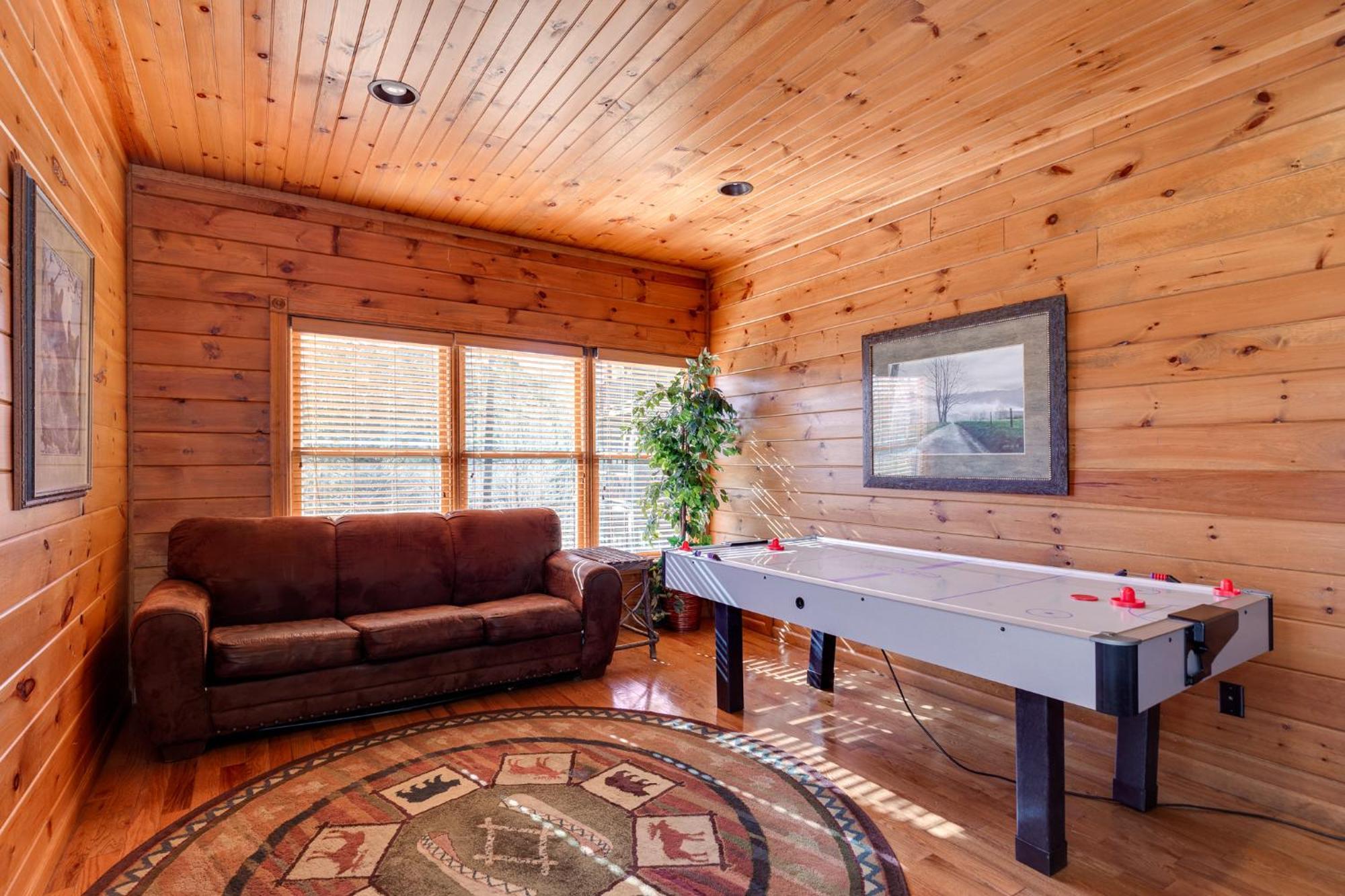 The Great Escape Ii, 5 Bedrooms, Sleeps 17, Game Room, Pool Access, Theater Holiday home Gatlinburg