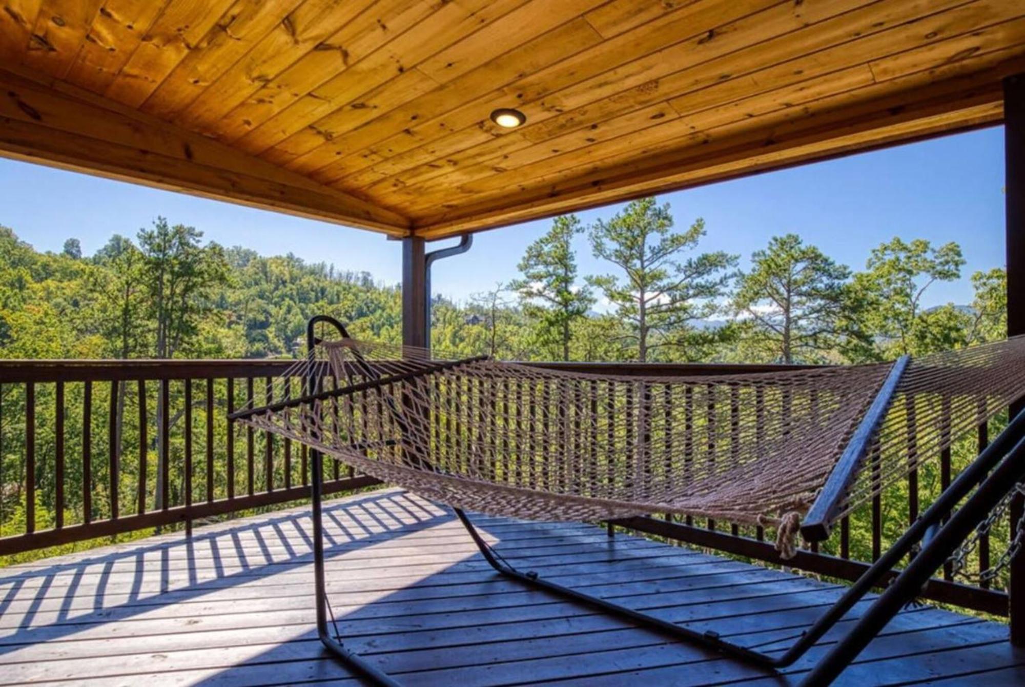 Timber Log Hot Tub,pool Table Games * Gatlinburg