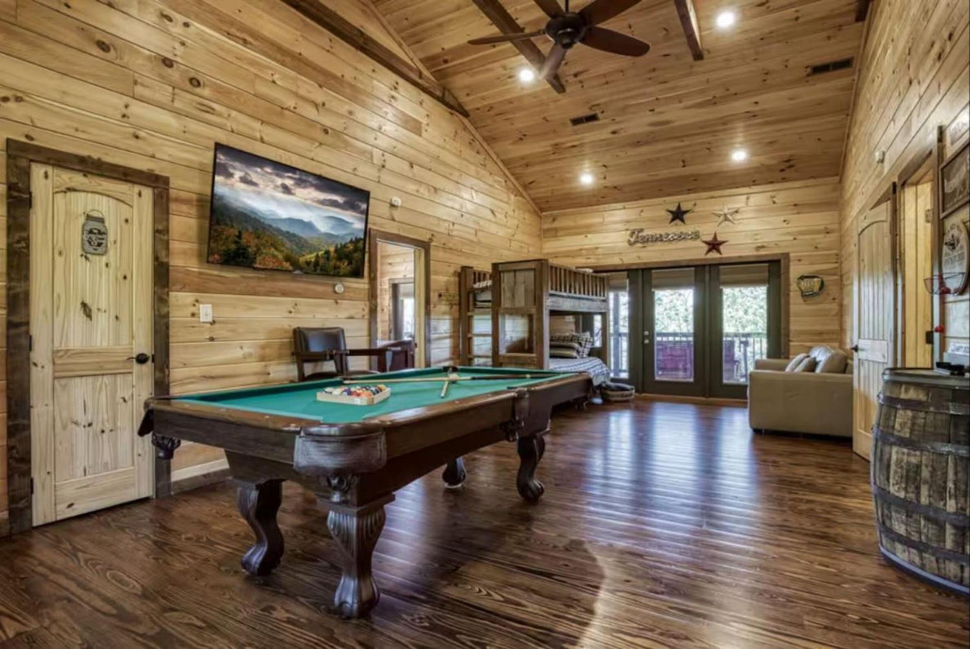 Timber Log Hot Tub,pool Table Games Gatlinburg
