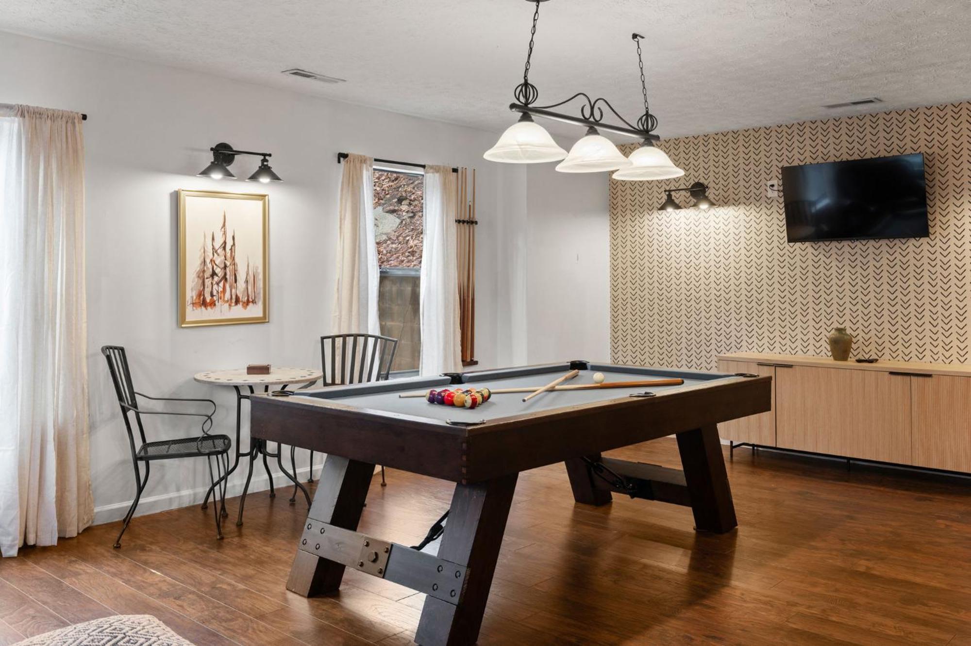 Cozy In The Woods - Hot Tub & Game Holiday home