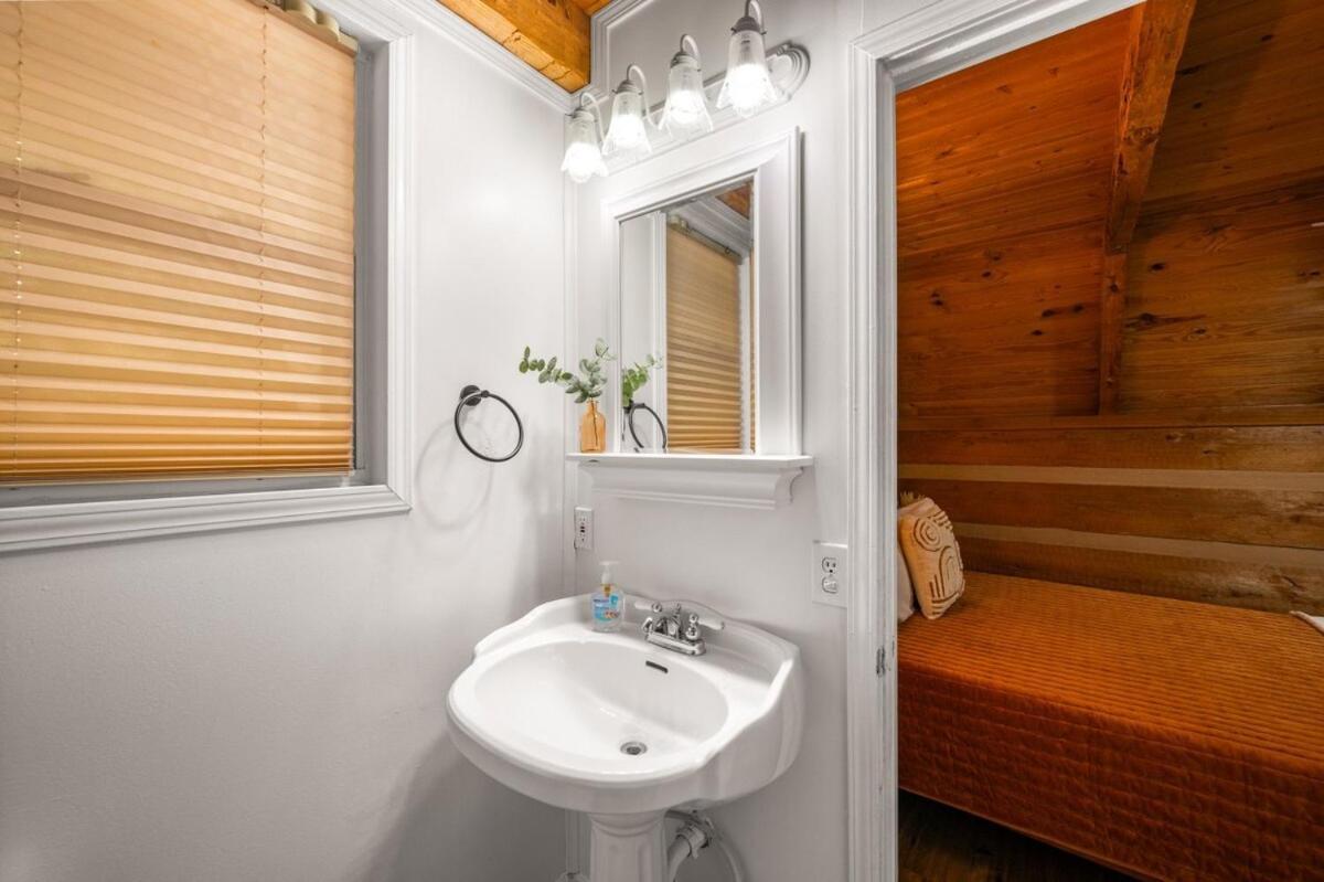 Charming A-frame W Hot Tub & Mountain Views *