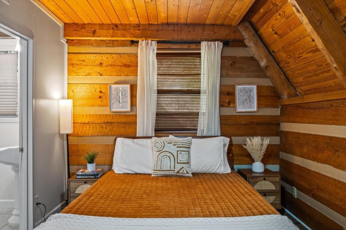 Charming A-frame W Hot Tub & Mountain Views Gatlinburg