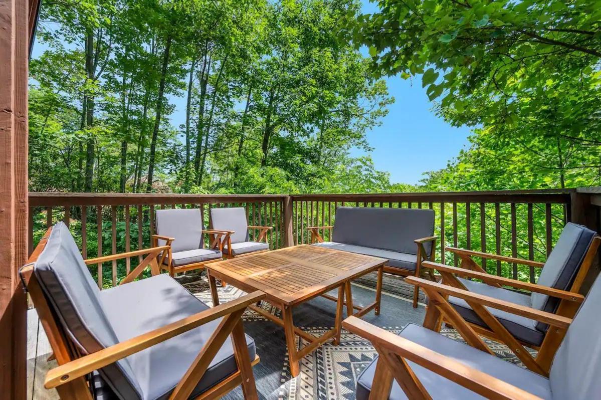 Charming A-frame W Hot Tub & Mountain Views Holiday home *