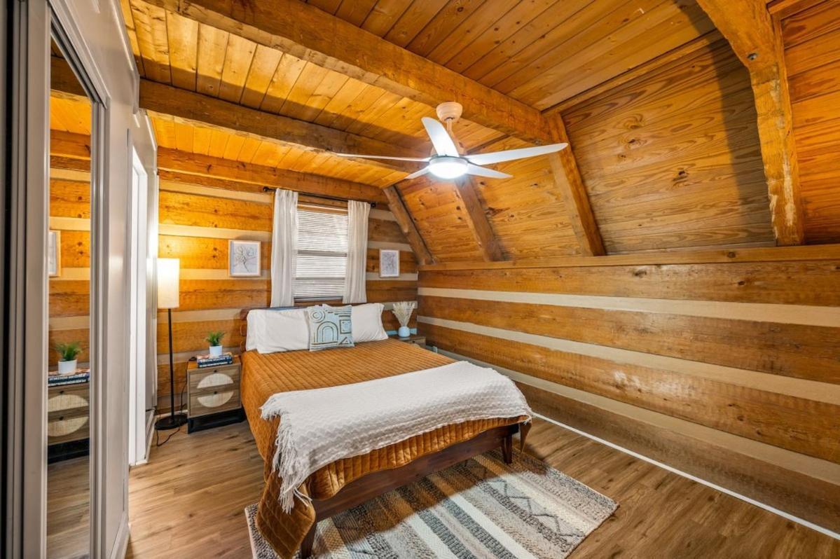 Charming A-frame W Hot Tub & Mountain Views