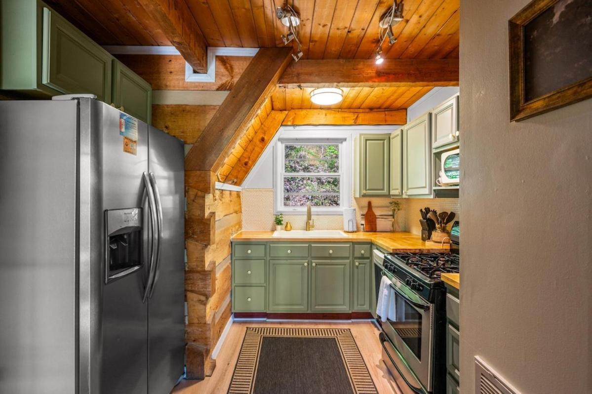 Charming A-frame W Hot Tub & Mountain Views Holiday home *