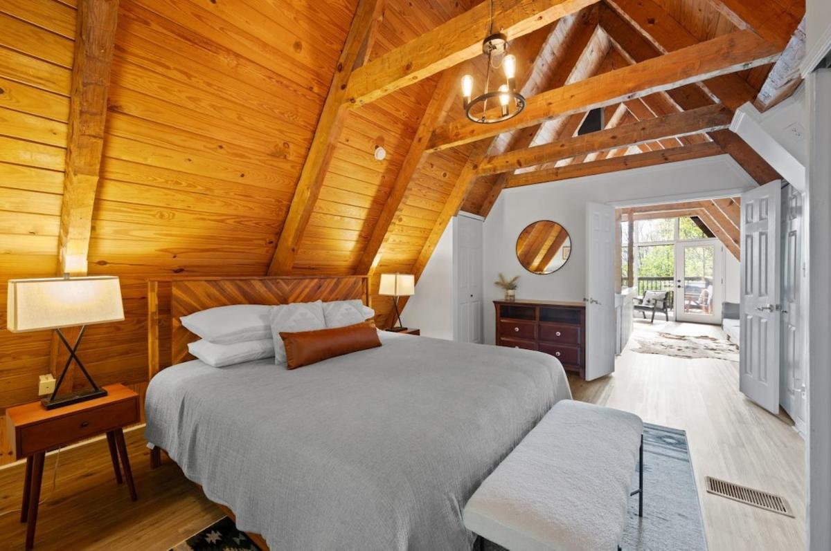 Charming A-frame W Hot Tub & Mountain Views