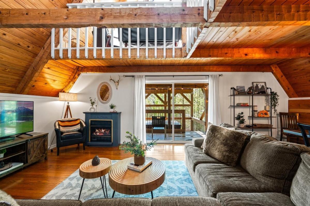 Charming A-frame W Hot Tub & Mountain Views