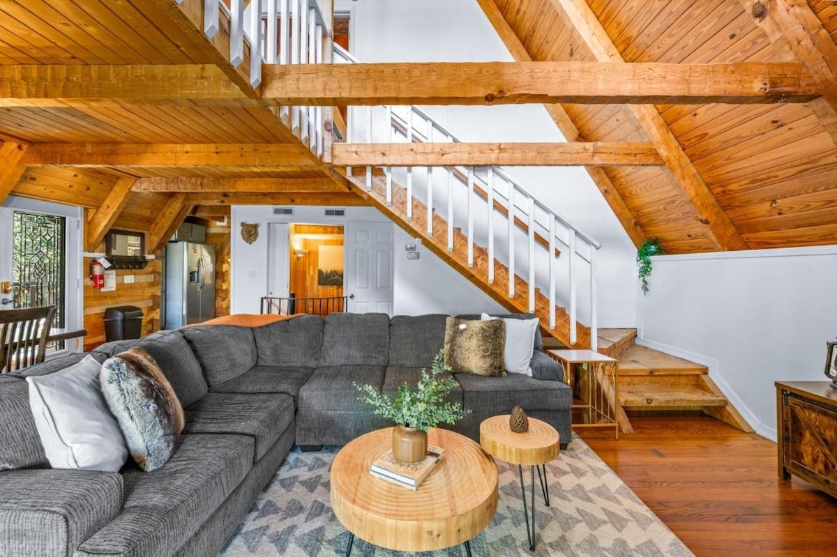 Charming A-frame W Hot Tub & Mountain Views Holiday home *
