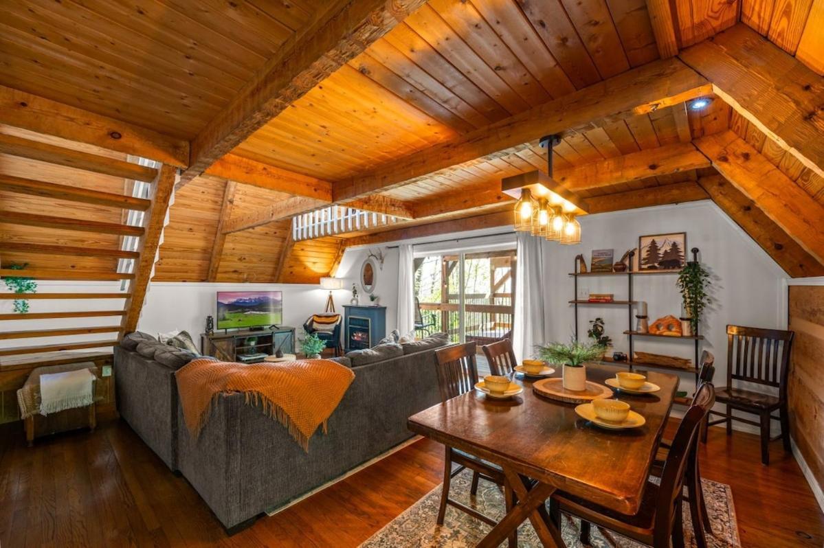 Charming A-frame W Hot Tub & Mountain Views *