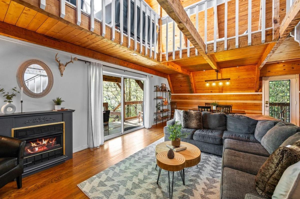 Charming A-frame W Hot Tub & Mountain Views Holiday home