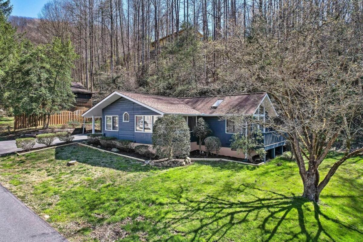 Cozy Blue With Hot Tub, 5min To Downtwn Holiday home Gatlinburg