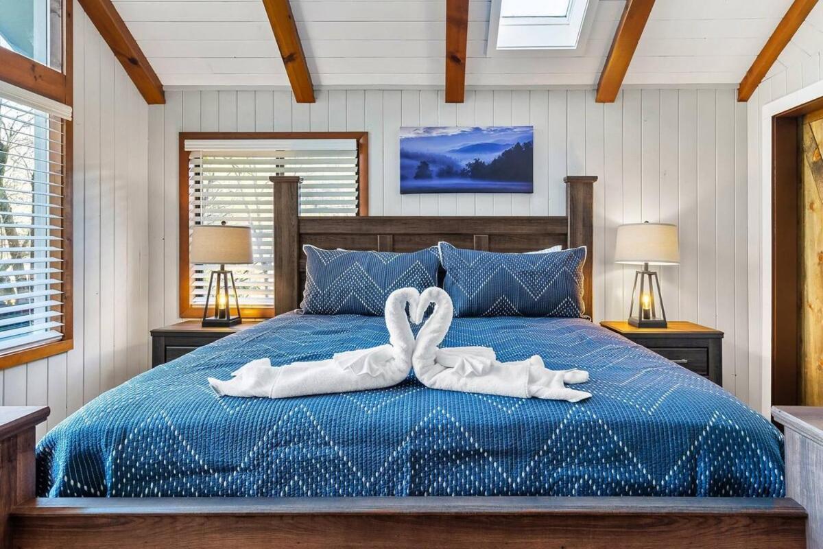 Cozy Blue With Hot Tub, 5min To Downtwn Holiday home Gatlinburg