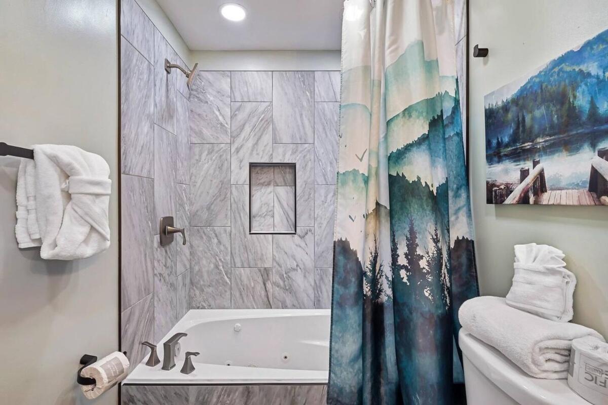 Cozy Blue With Hot Tub, 5min To Downtwn Holiday home