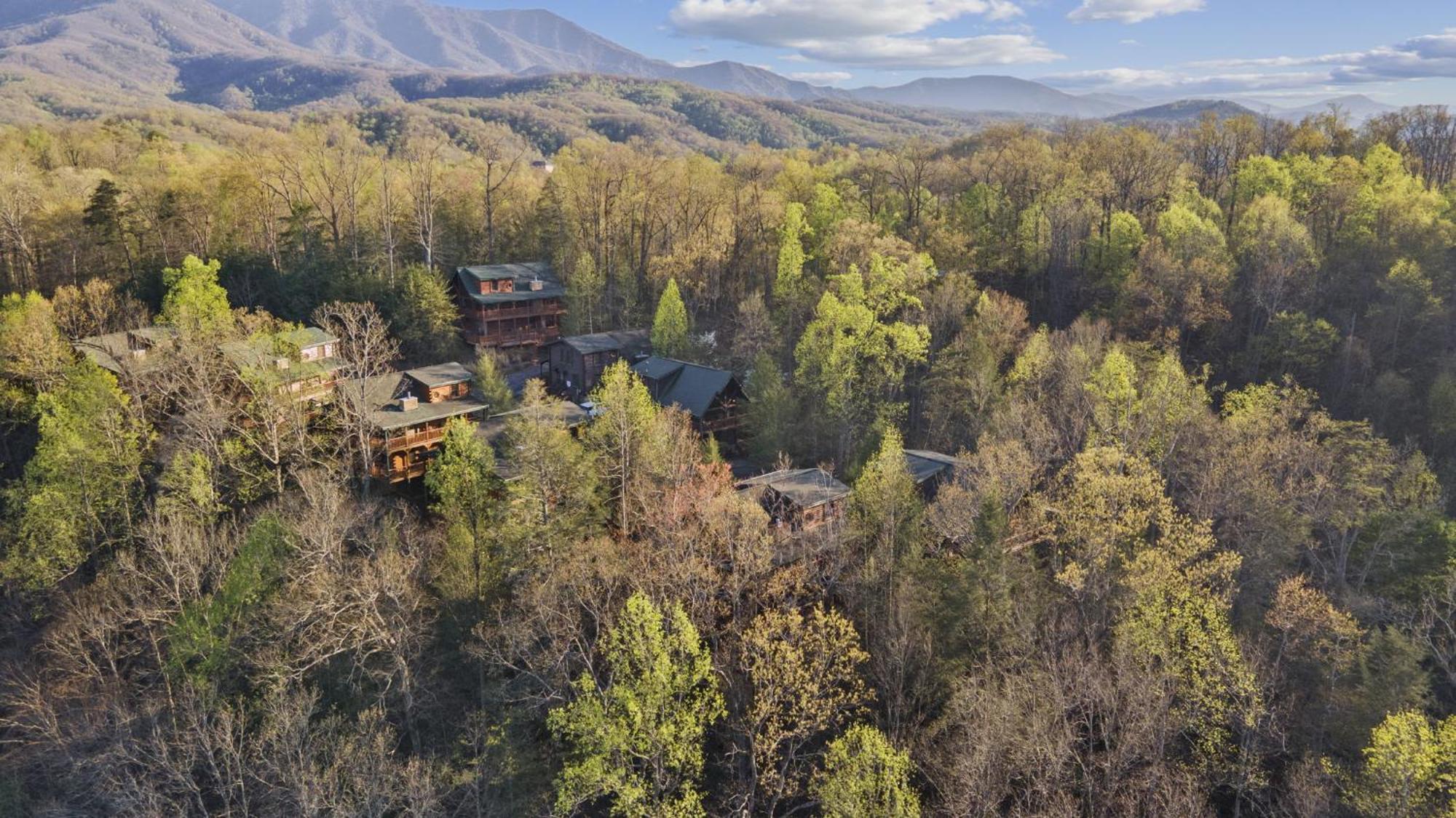Stunning Mountain W Hot Tub * Gatlinburg