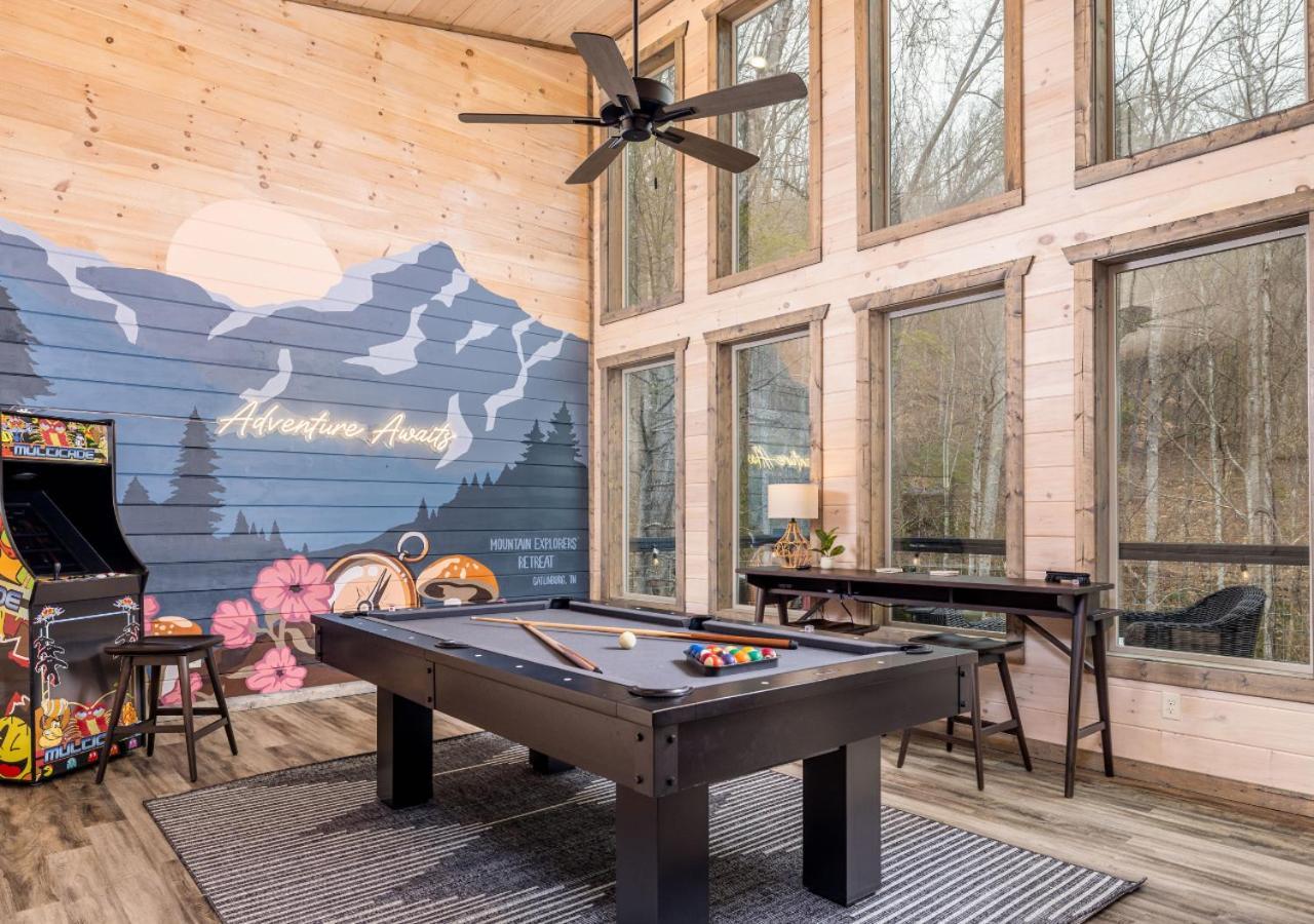 Luxury Cabin, Heated Pool, Theater, Hot Tub Holiday home *