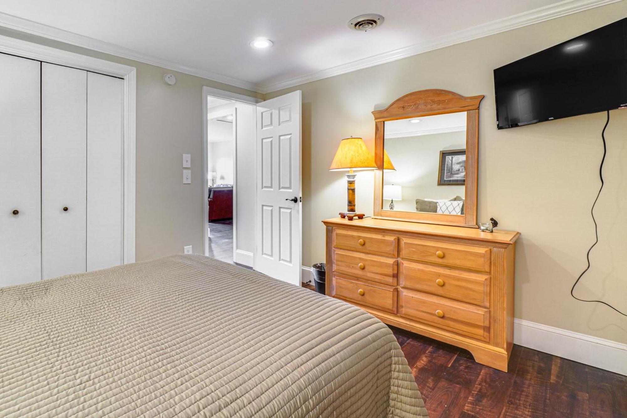 Apartment Hike, Swim And Explore Mtn-view In